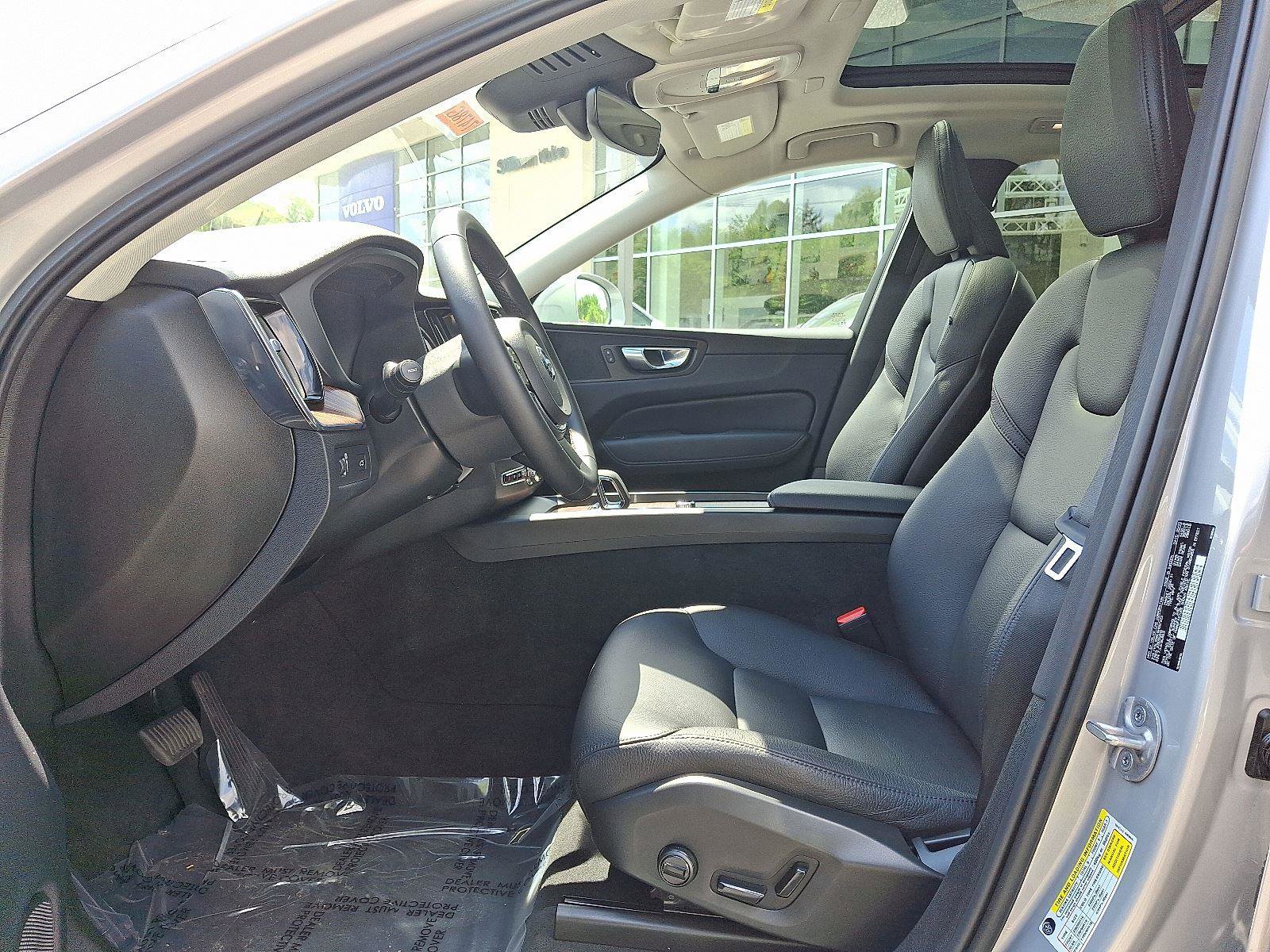 Certified 2022 Volvo XC60 B5 Momentum w/ Climate Package image 13