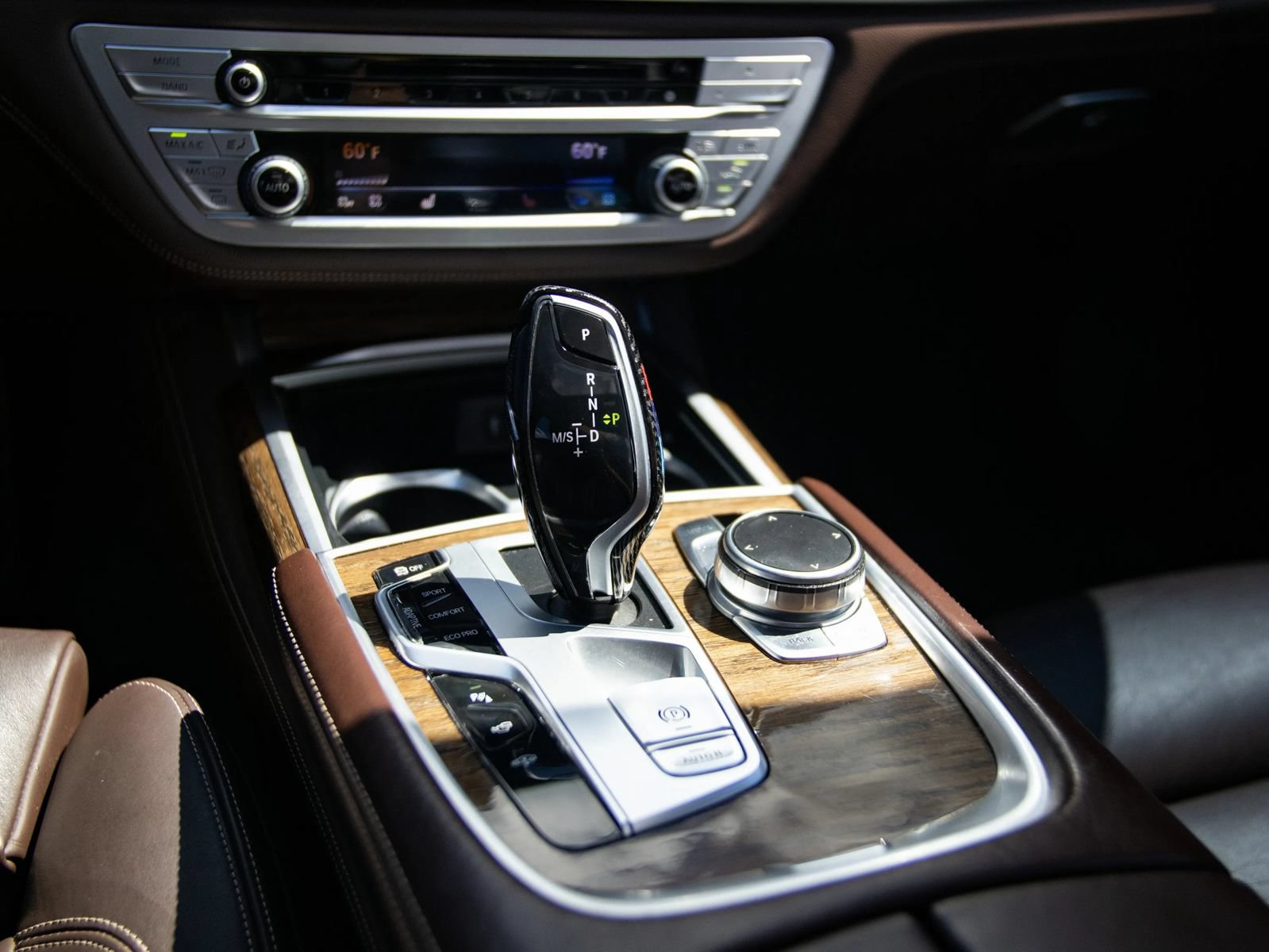 Used 2019 BMW 750i w/ M Sport Package RWD image 34