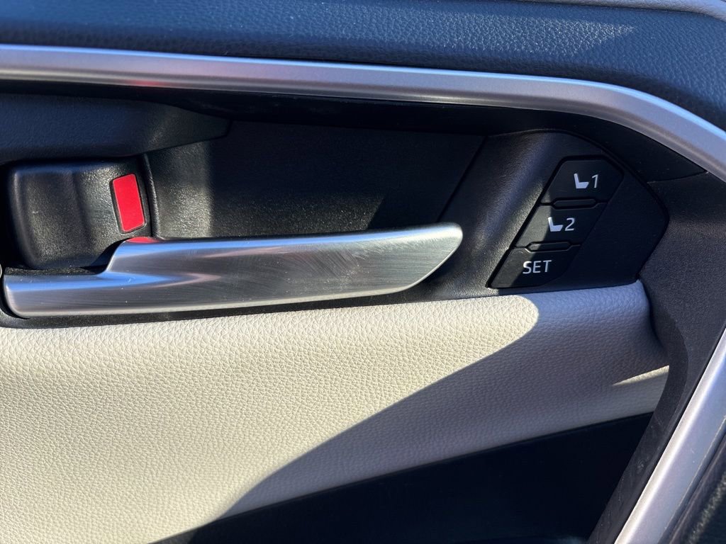 Used 2021 Toyota RAV4 Limited image 15