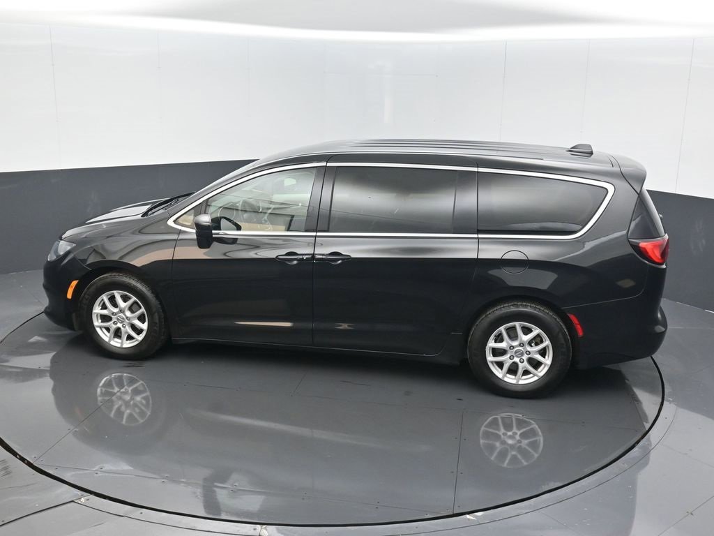 Used 2017 Chrysler Pacifica Touring image 15