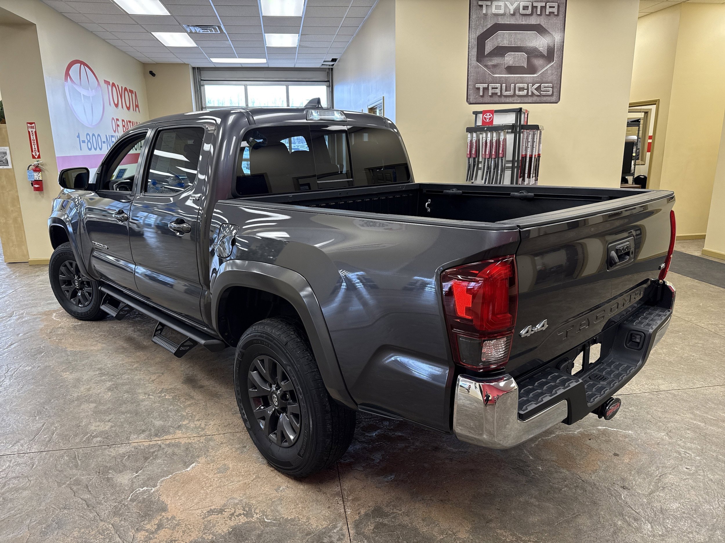 Used 2023 Toyota Tacoma SR5 AWD/4WD image 8