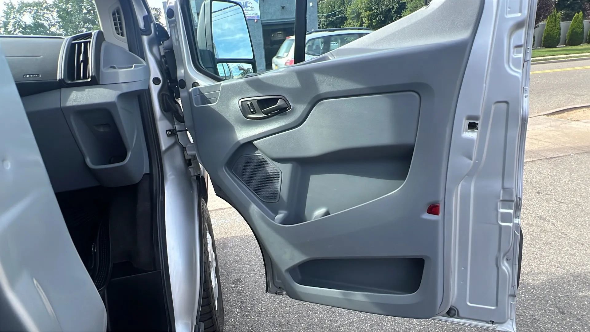 Used 2018 Ford Transit 350 XLT image 28