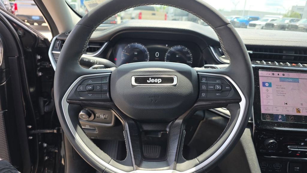 Used 2023 Jeep Grand Cherokee Limited w/ Black Appearance Package AWD/4WD image 14