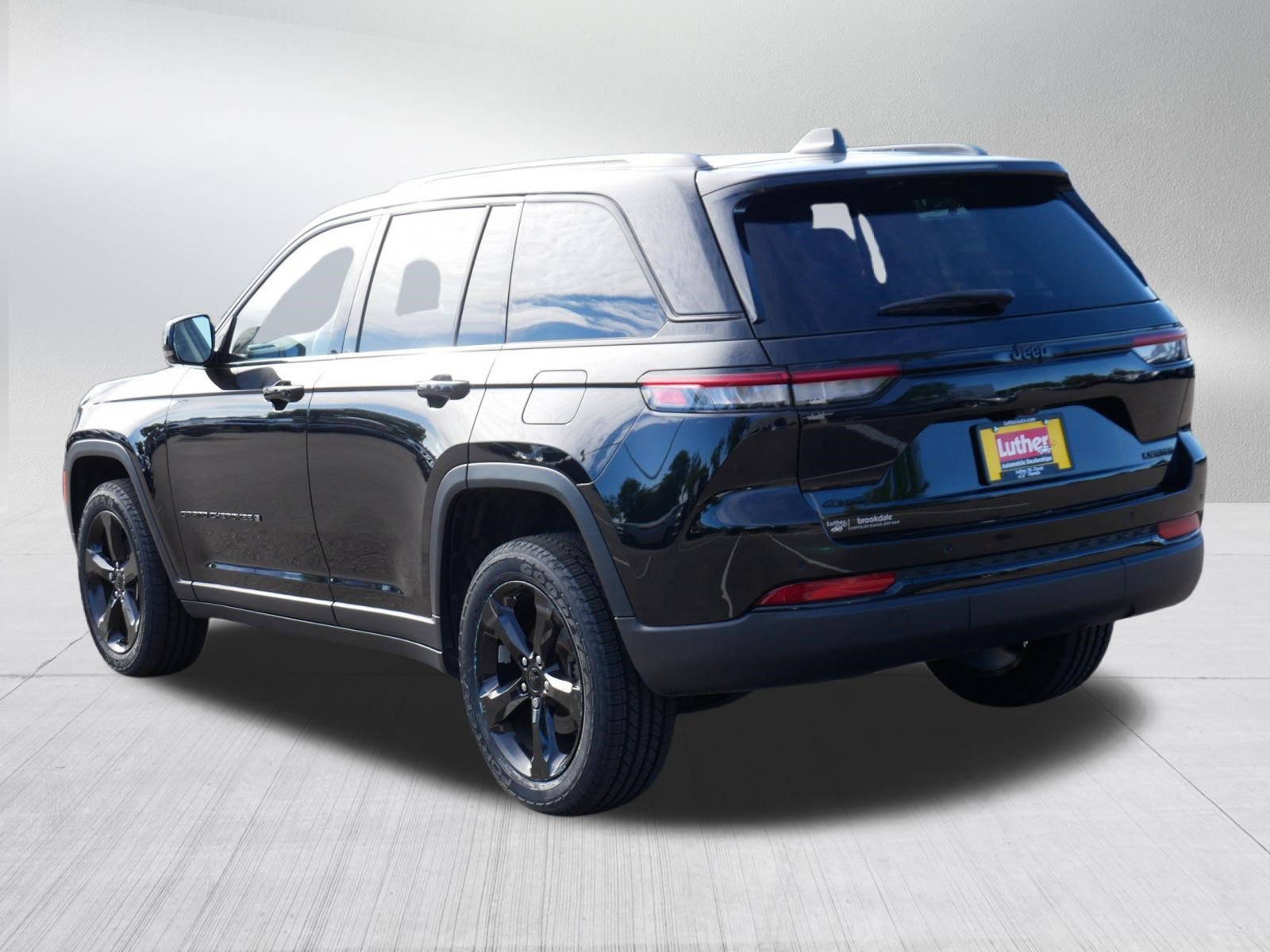 Used 2023 Jeep Grand Cherokee Limited w/ Black Appearance Package AWD/4WD image 5