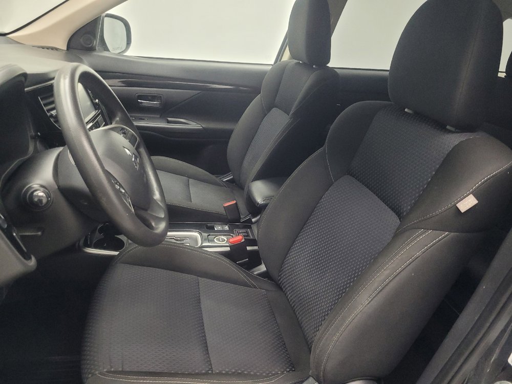 Used 2019 Mitsubishi Outlander SE image 17