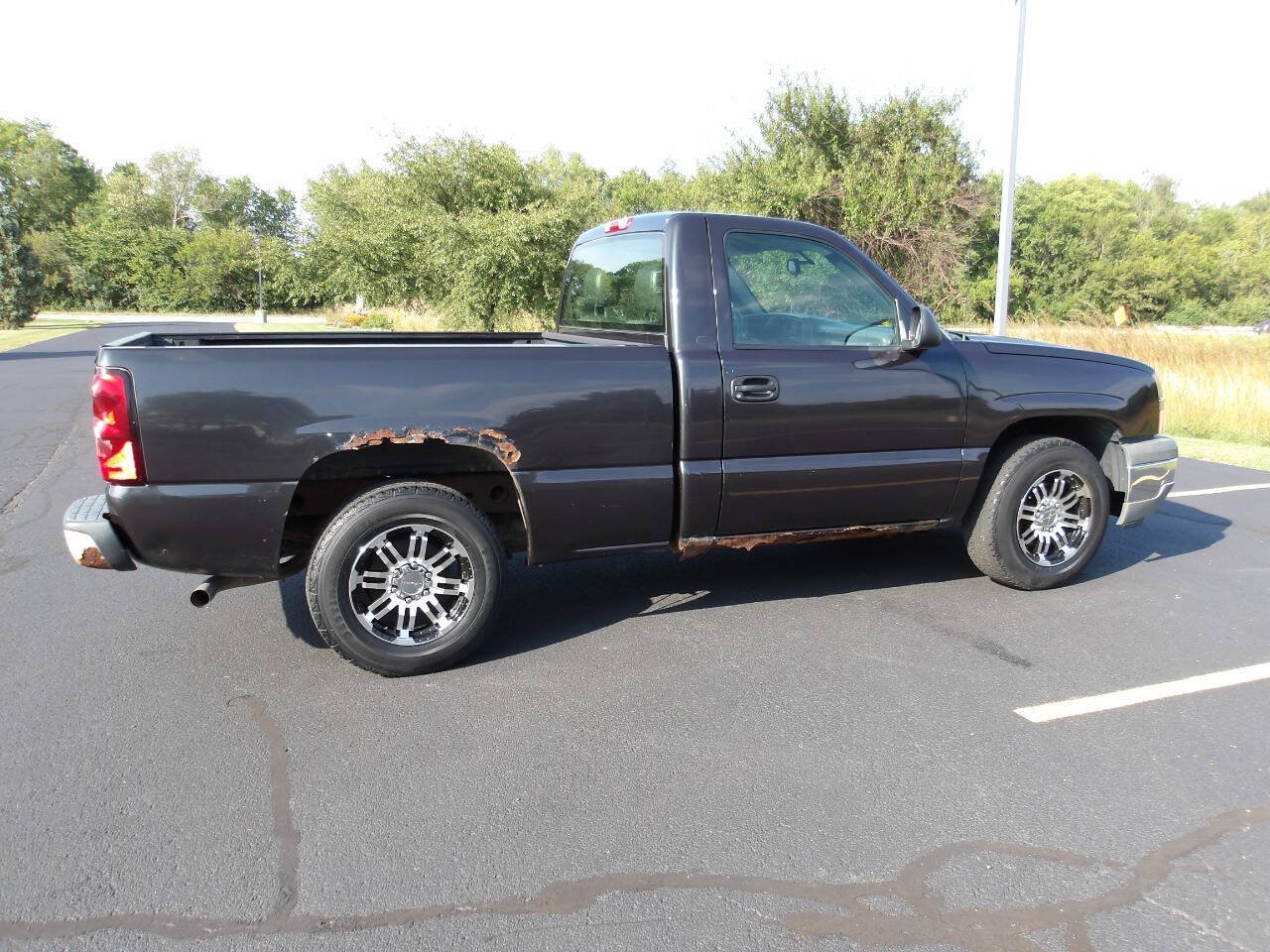 Used 2005 Chevrolet Silverado 1500 W/T RWD image 10
