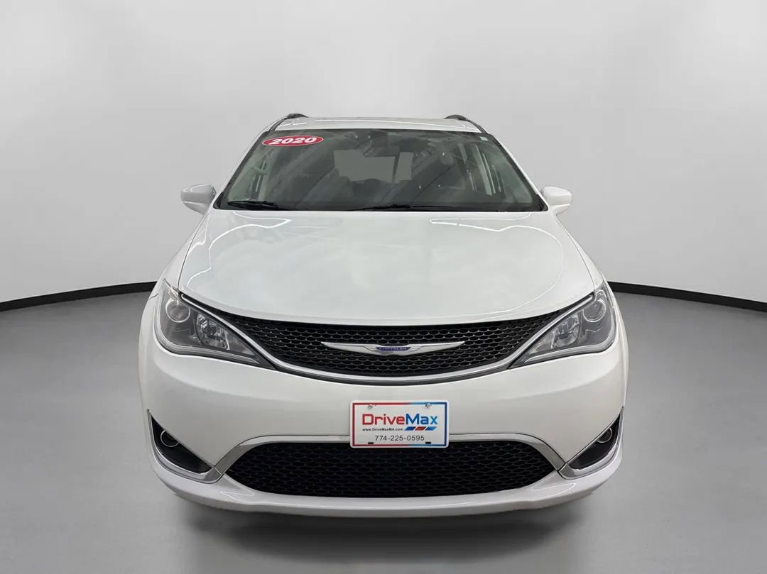 Used 2020 Chrysler Pacifica Touring-L FWD image 2