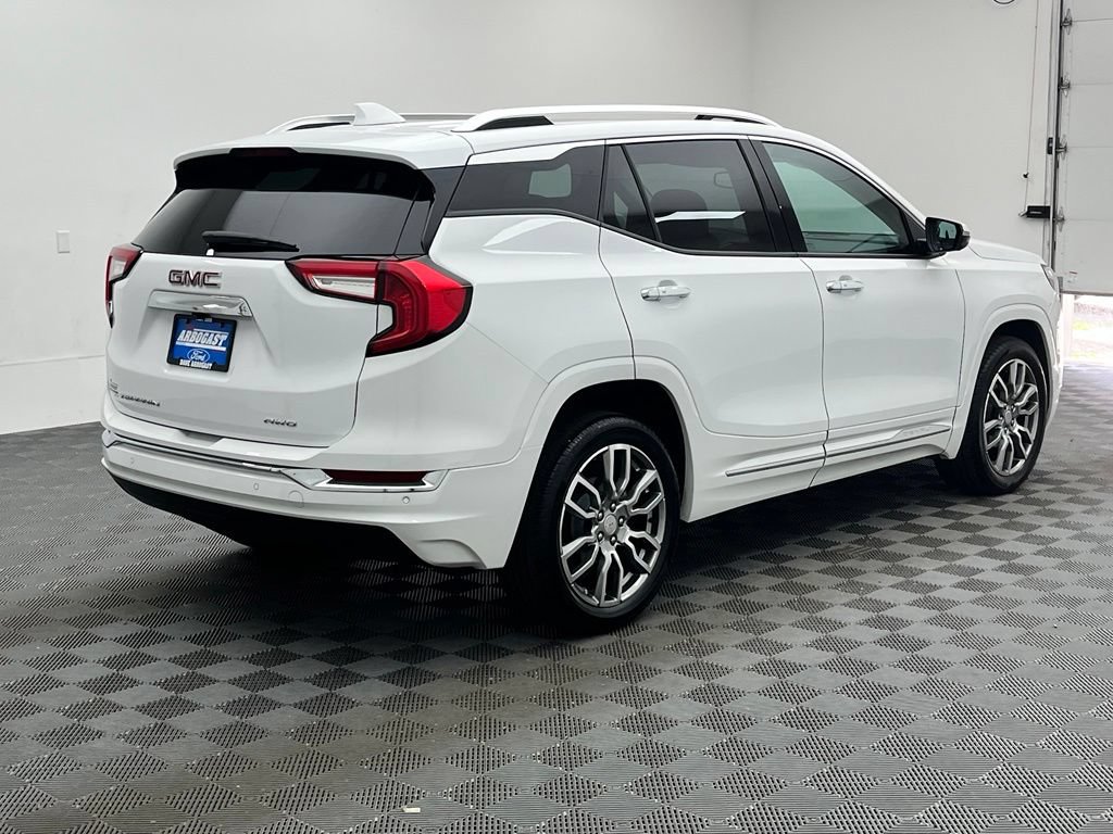 Used 2024 GMC Terrain Denali w/ Denali Premium Package AWD/4WD image 9