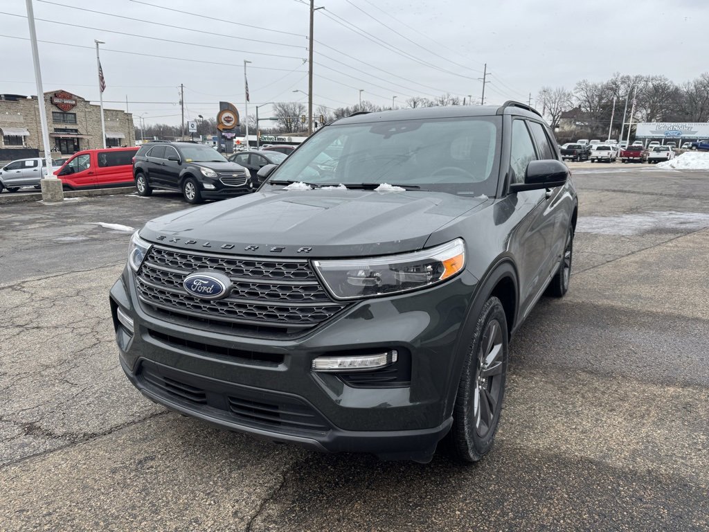 Used 2024 Ford Explorer XLT w/ Equipment Group 202A image 3