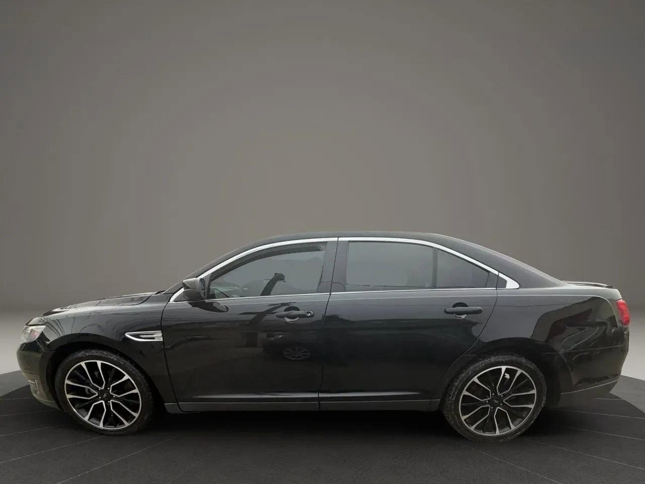 Used 2018 Ford Taurus SEL w/ Equipment Group 201A image 8