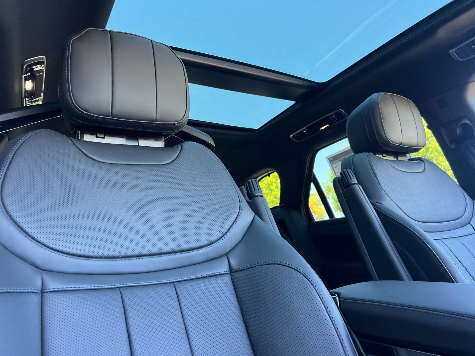New 2026 Land Rover Range Rover Sport Dynamic SE AWD/4WD image 17