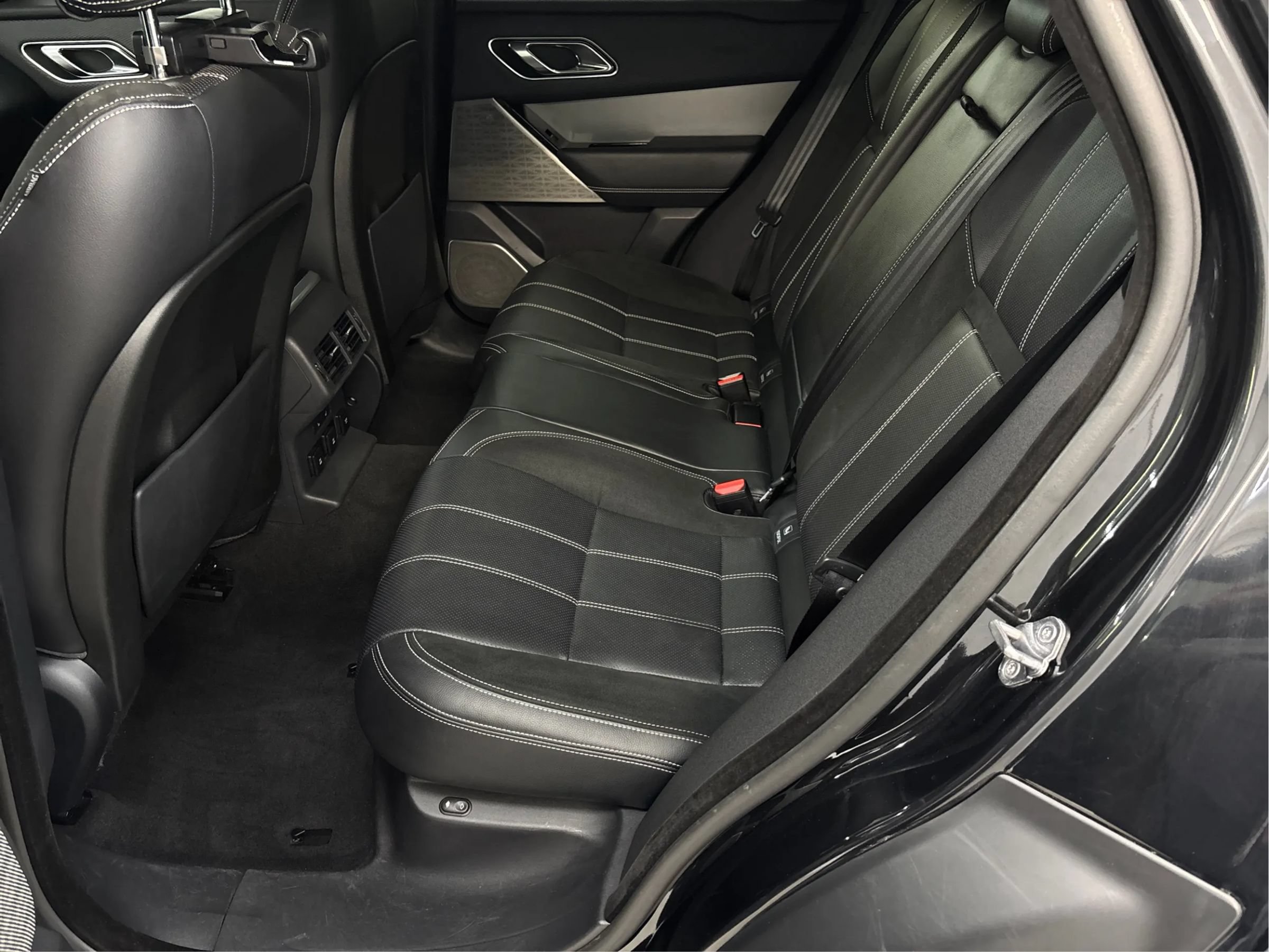 Used 2018 Land Rover Range Rover Velar R-Dynamic SE AWD/4WD image 14