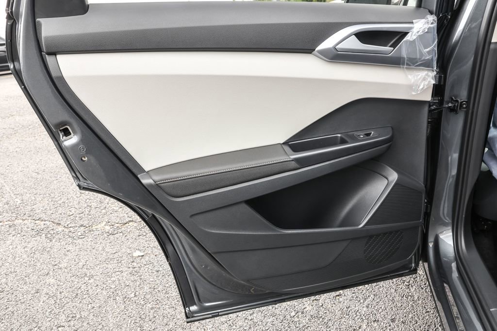 New 2025 Volkswagen Taos SE image 32