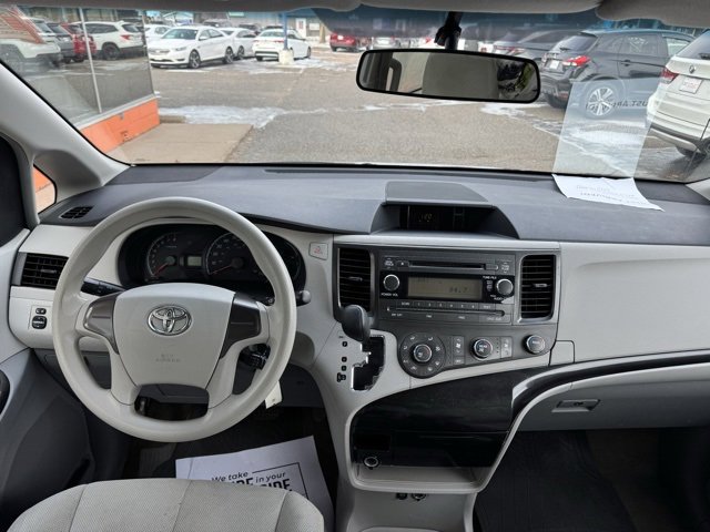 Used 2014 Toyota Sienna L image 18