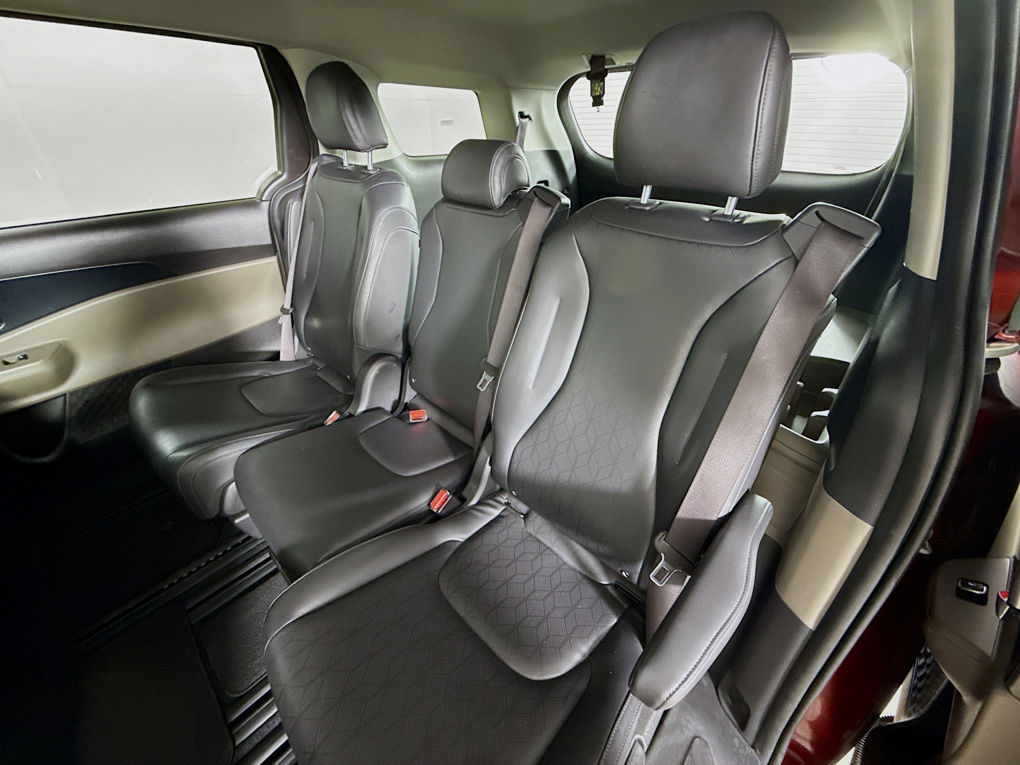 Used 2025 Kia Carnival FWD image 28