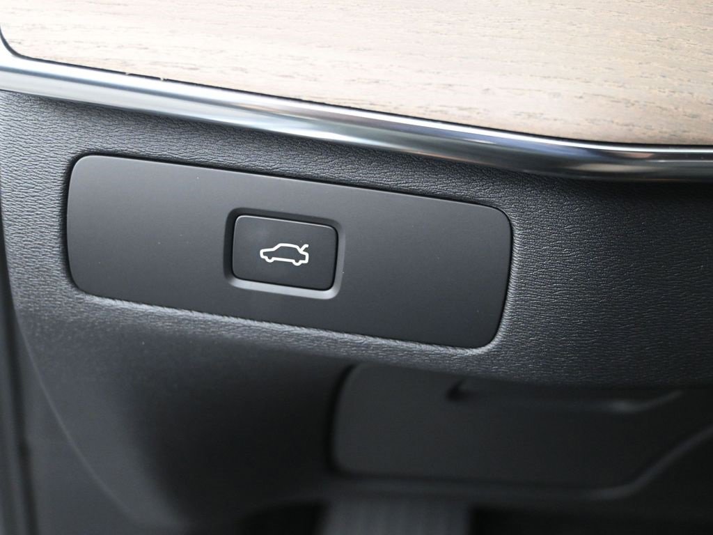 New 2026 Volvo XC90 B6 Plus w/ Protection Package Premier image 16