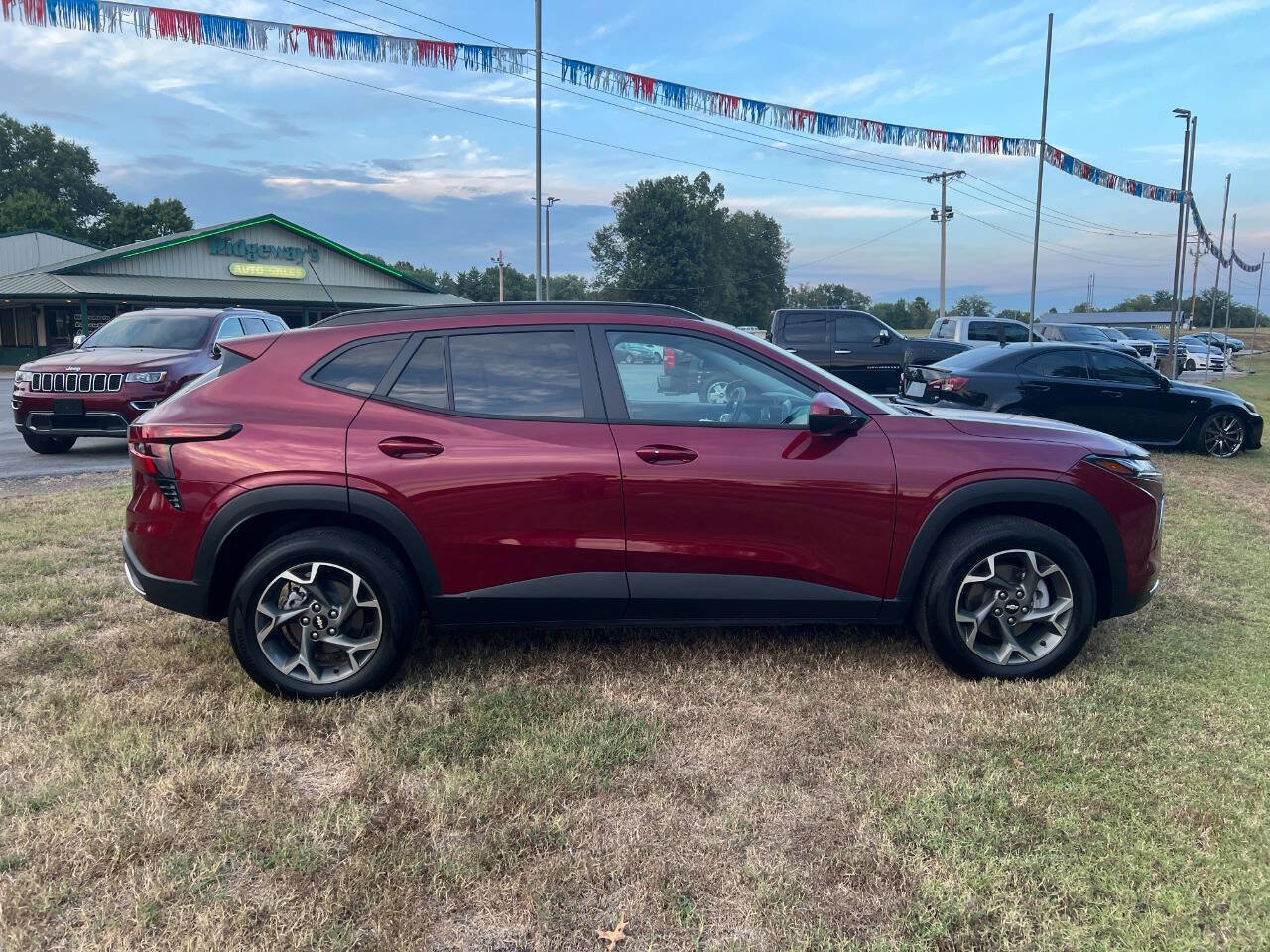 Used 2024 Chevrolet Trax LT w/ Sunroof Package image 2