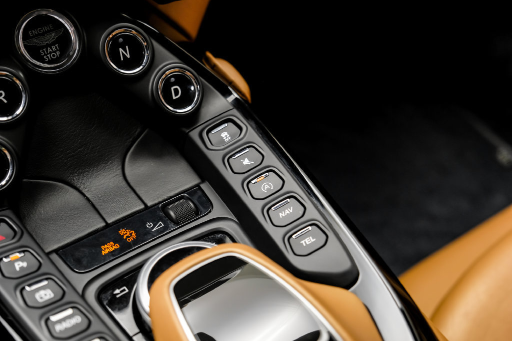 Used 2020 Aston Martin V8 Vantage Coupe RWD image 37