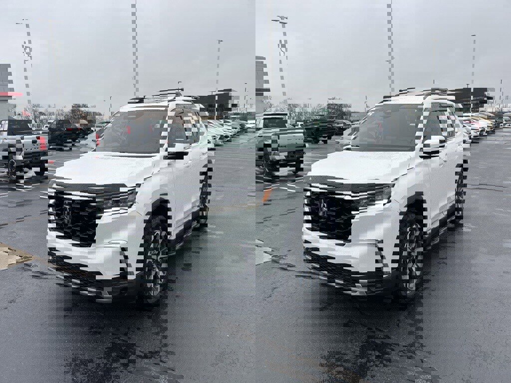 Used 2025 Honda Pilot Touring image 1