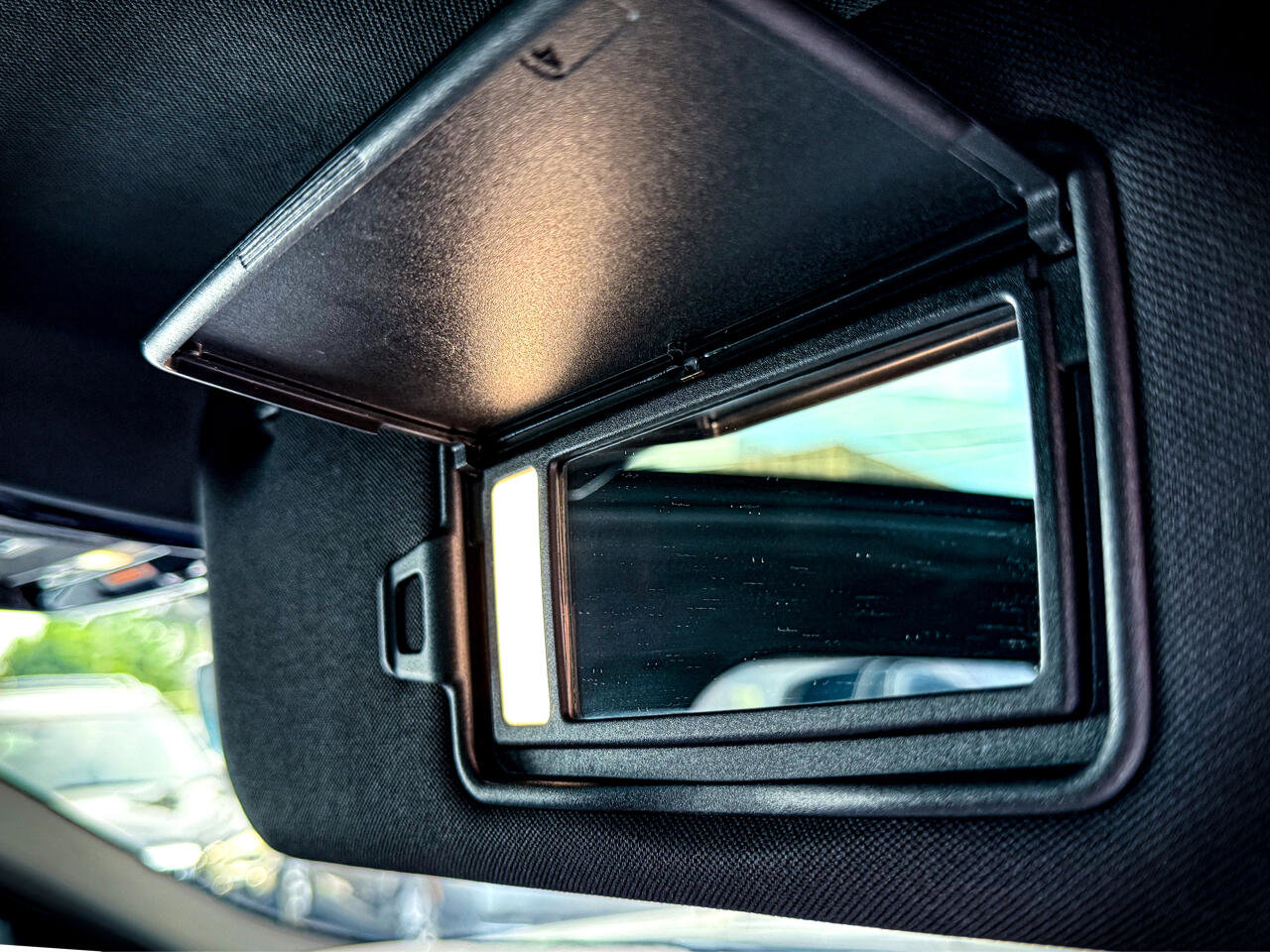 Used 2018 Land Rover Range Rover Velar R-Dynamic SE image 24