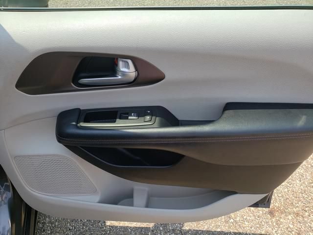 Used 2017 Chrysler Pacifica Touring FWD image 19