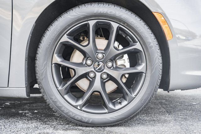 Used 2025 Chrysler Pacifica Limited image 27