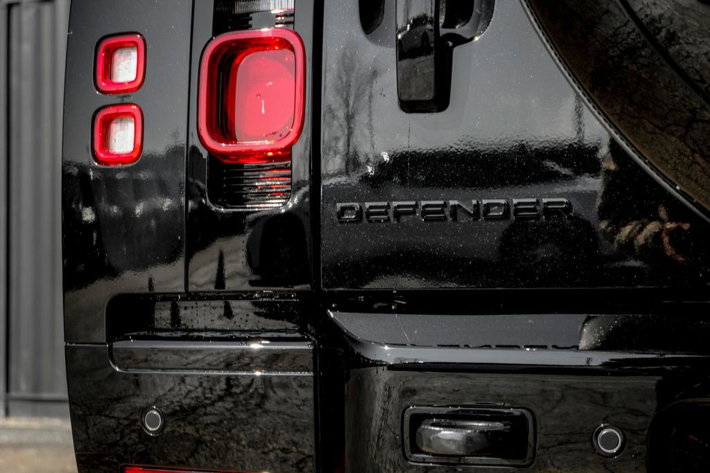 Used 2025 Land Rover Defender 130 X-Dynamic SE image 7