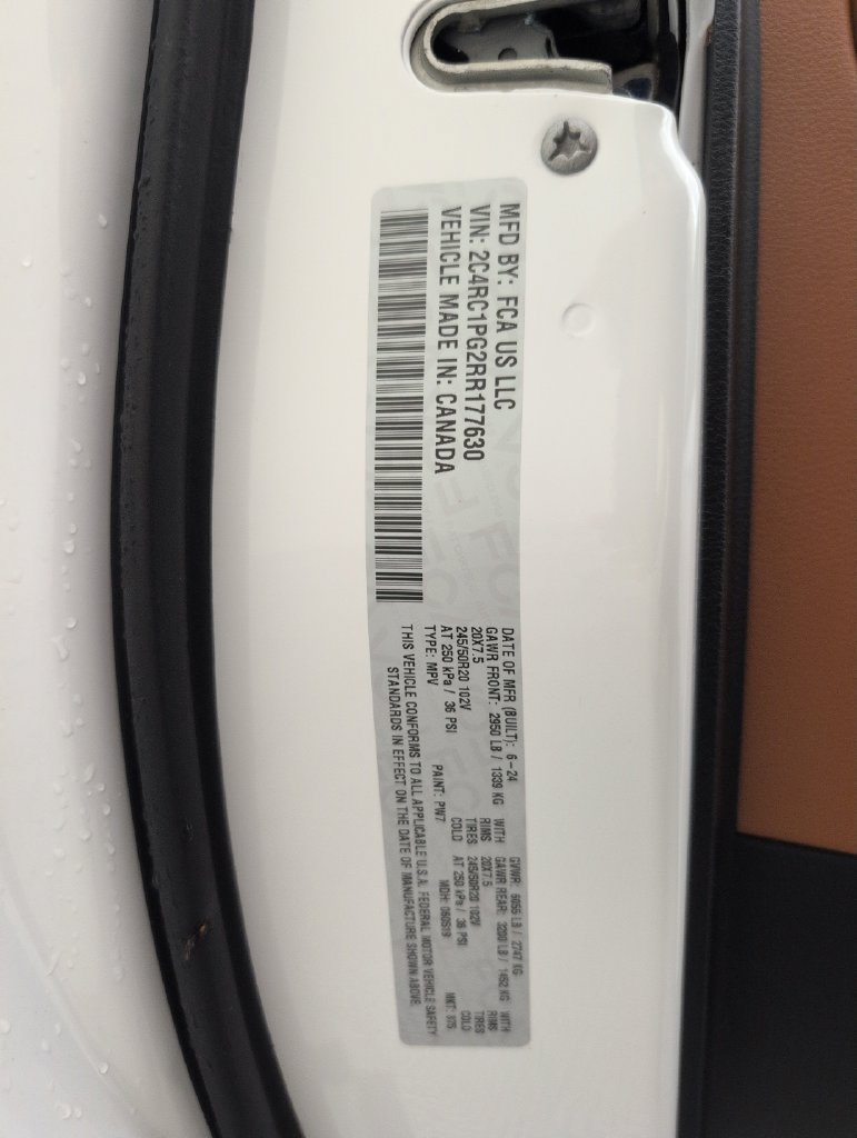 Used 2024 Chrysler Pacifica Pinnacle FWD image 42