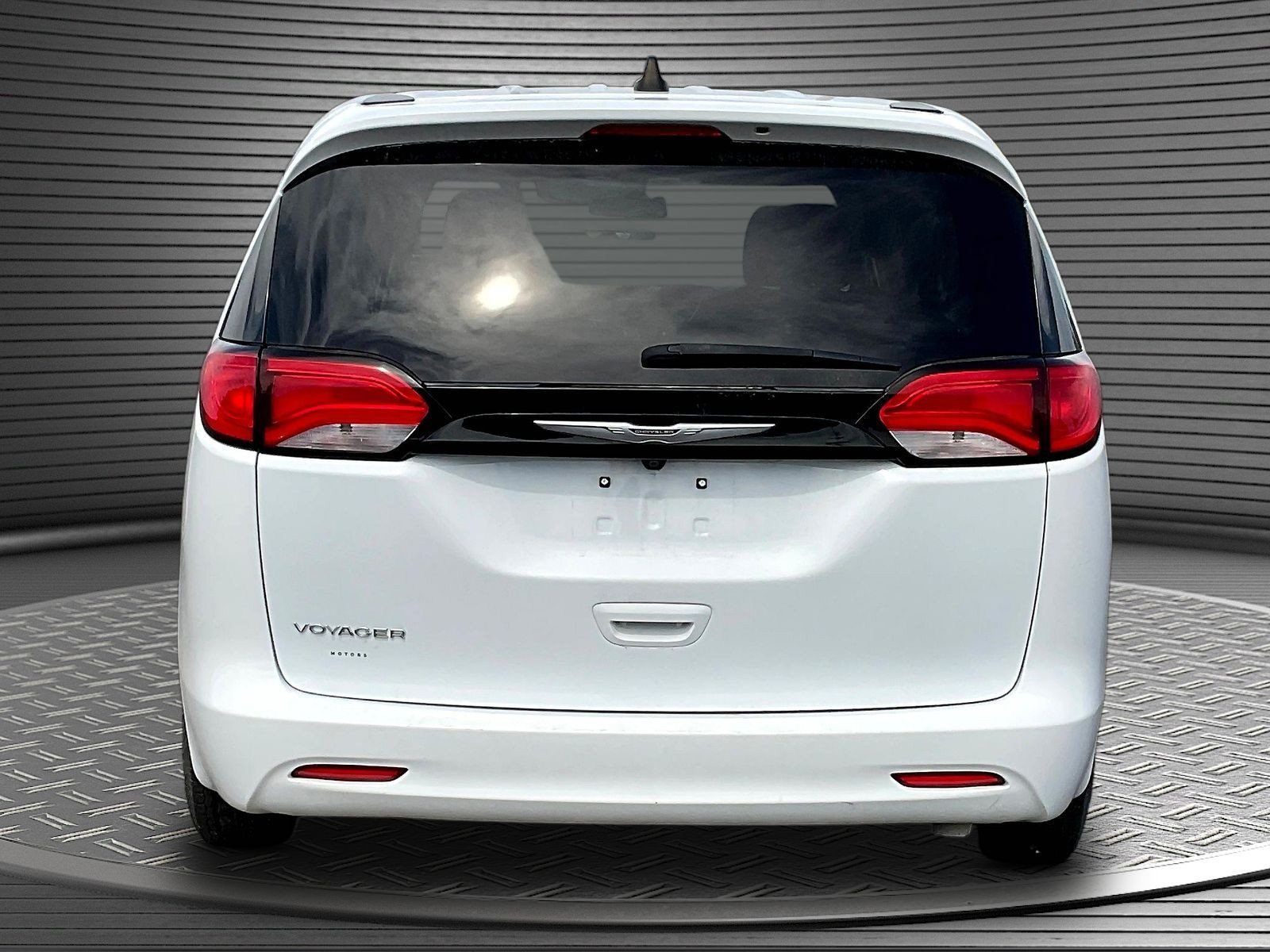 Used 2022 Chrysler Voyager LX FWD image 6
