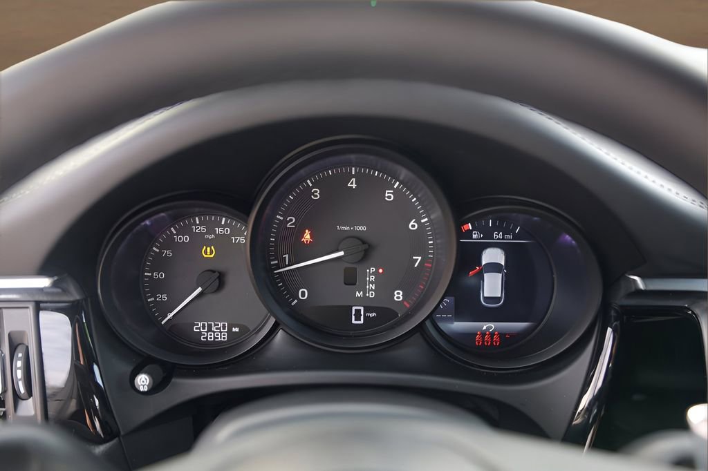 Used 2025 Porsche Macan image 11