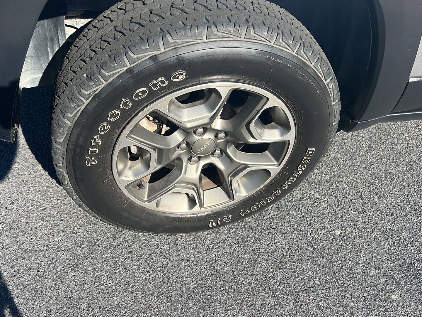 Used 2020 Jeep Cherokee Trailhawk AWD/4WD image 40