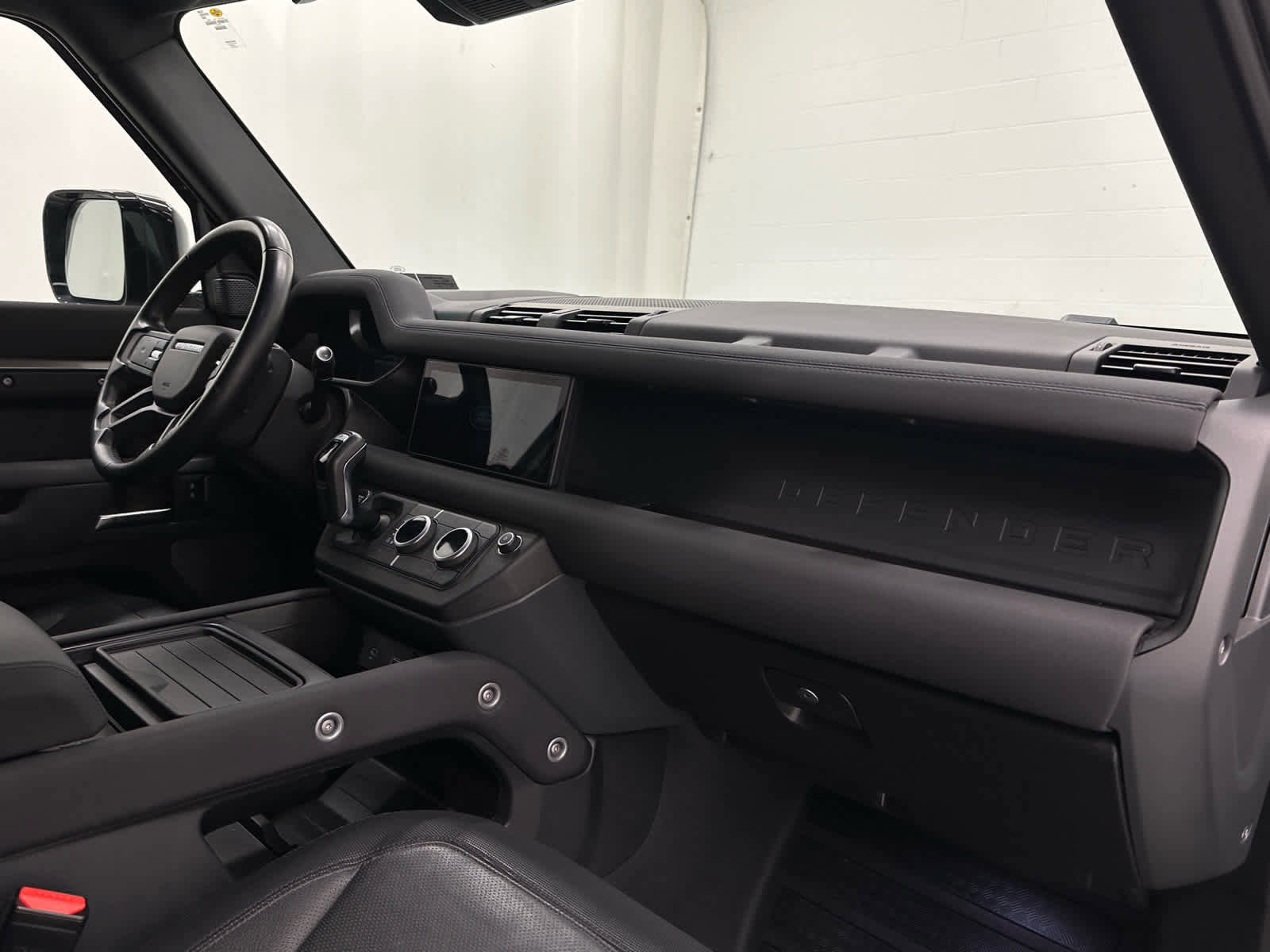 Used 2023 Land Rover Defender 110 X-Dynamic SE AWD/4WD image 17