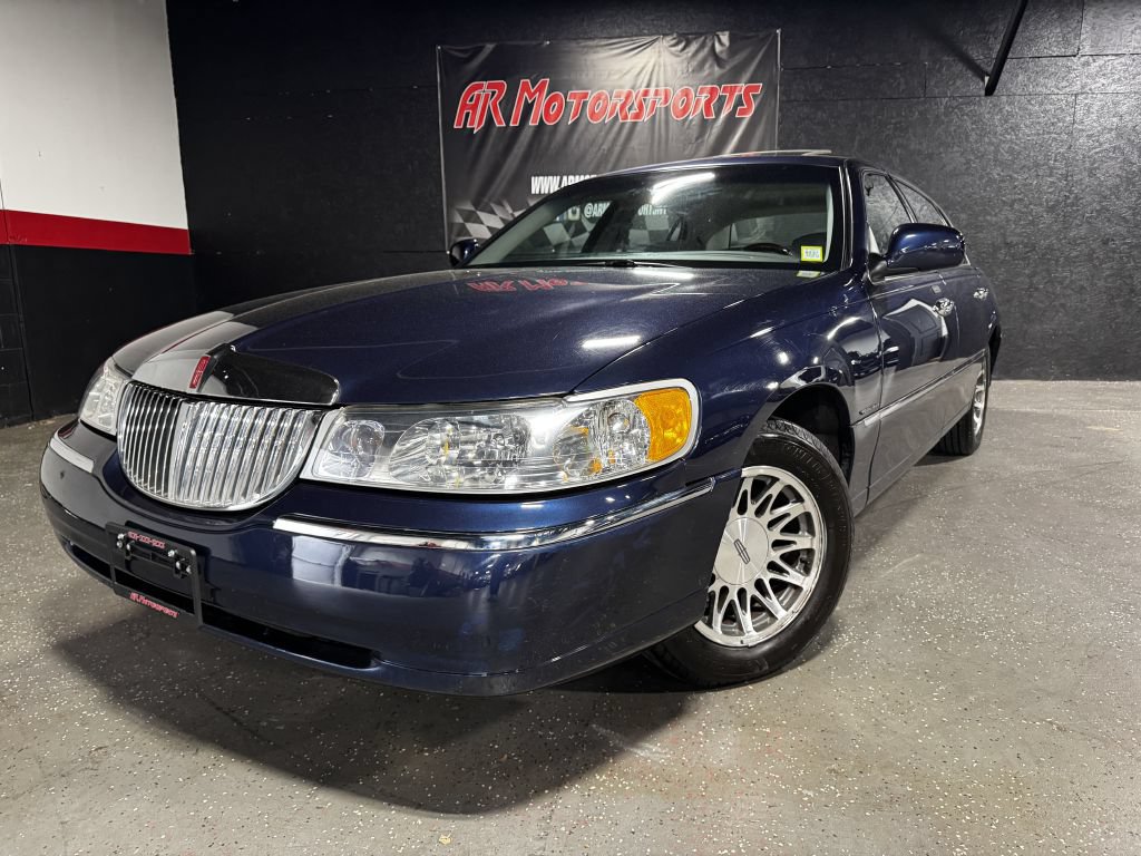 Used 2002 Lincoln Town Car Signature RWD image 1