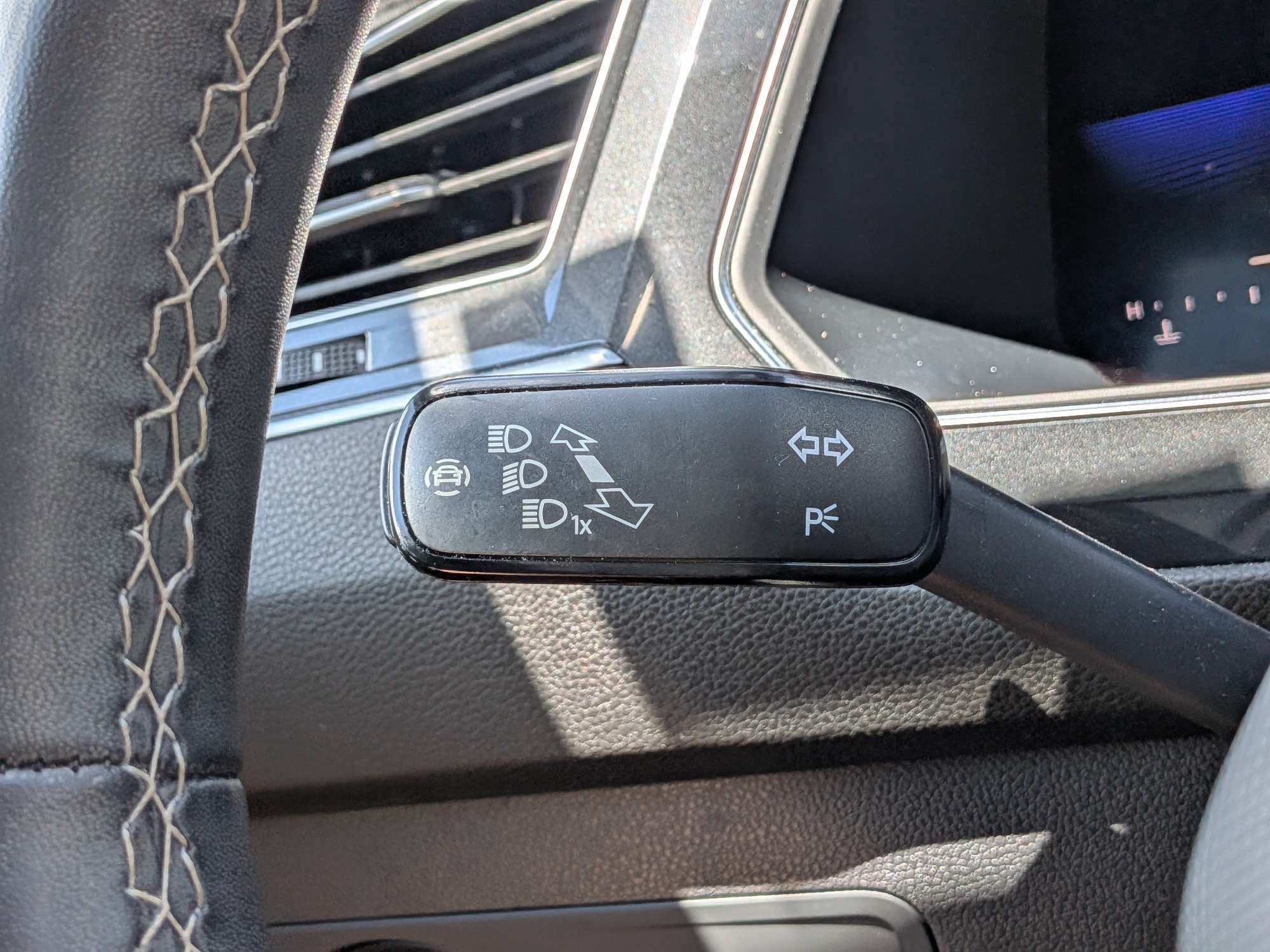 Used 2022 Volkswagen Tiguan SE w/ Panoramic Sunroof Package FWD image 32