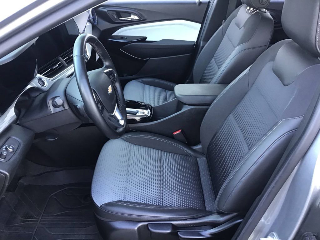 Used 2025 Chevrolet Trax LT w/ LT Convenience Package image 7