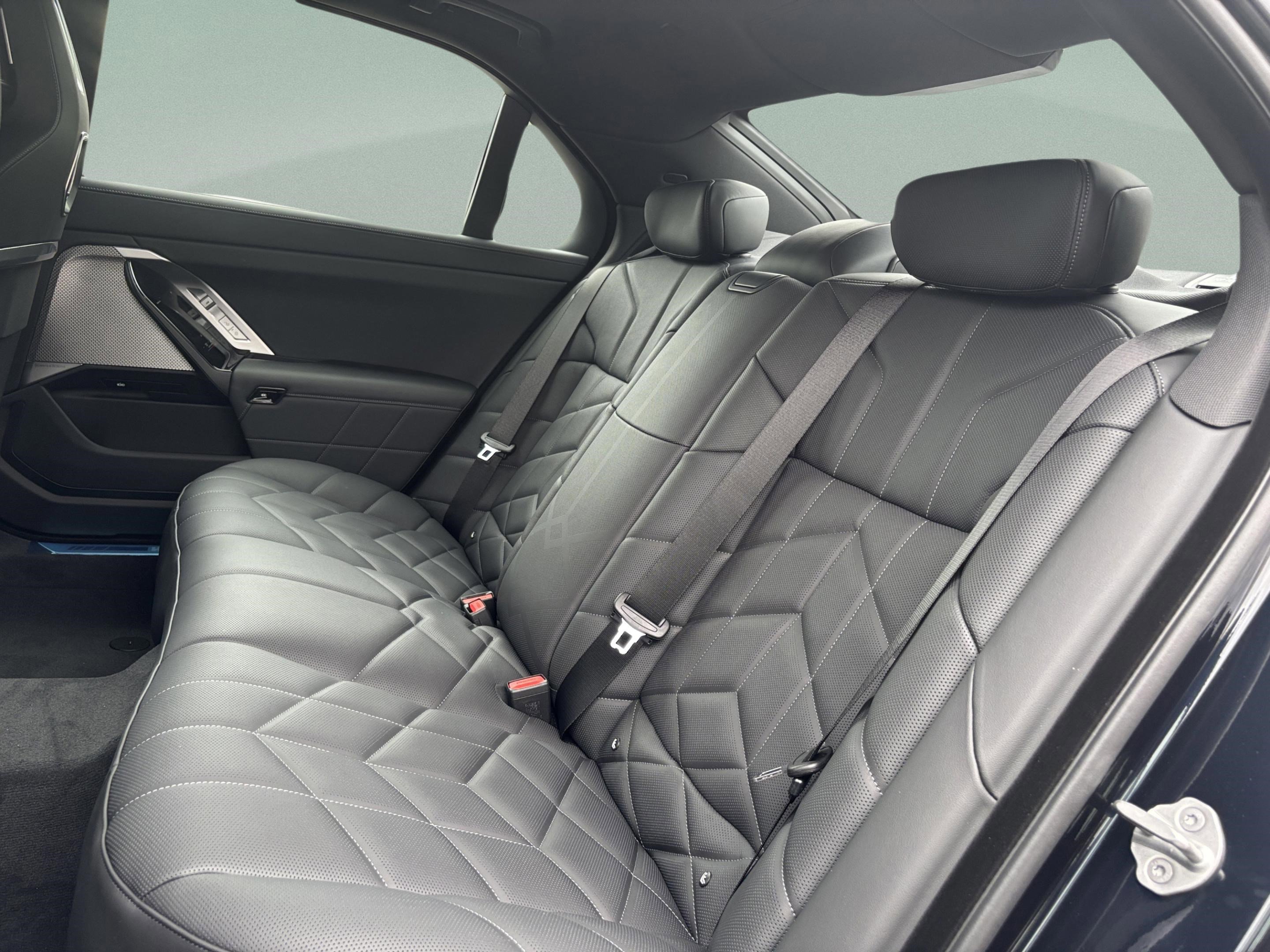 New 2026 BMW 750e xDrive image 26