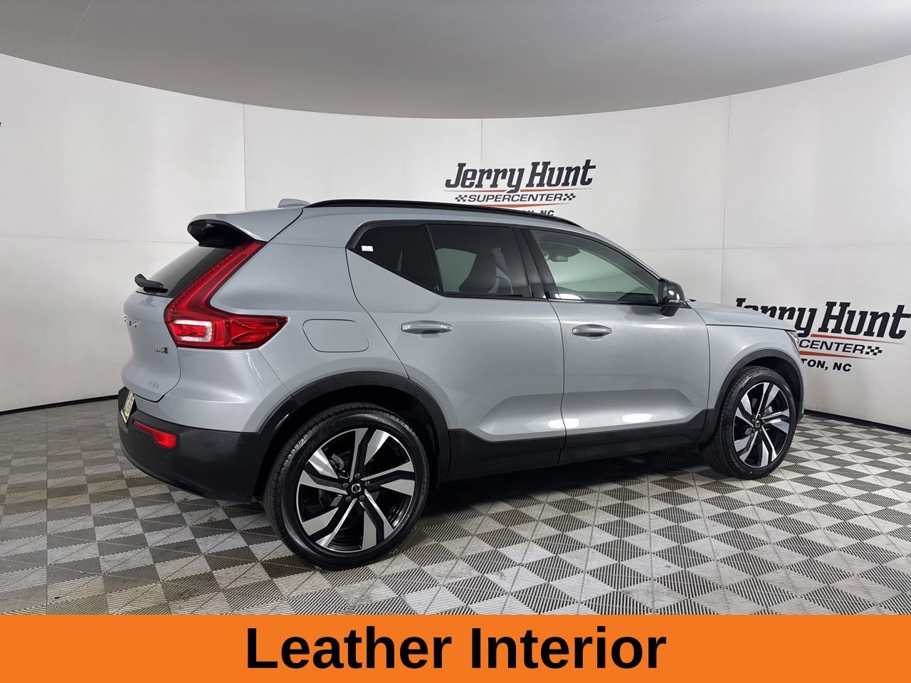 Used 2024 Volvo XC40 B5 Ultimate w/ Protection Package Premier image 5