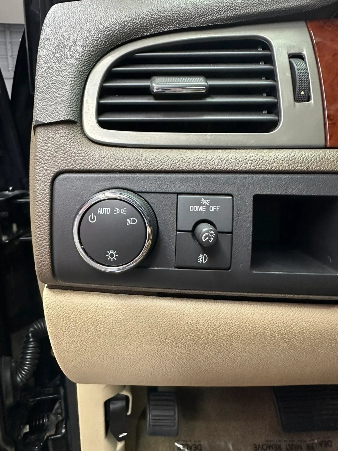 Used 2011 Chevrolet Avalanche LTZ RWD image 8