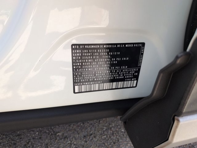 Used 2025 Volkswagen Tiguan SE AWD/4WD image 24