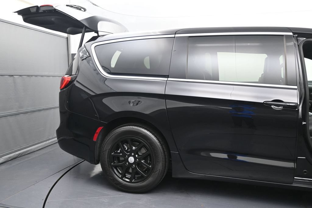 Used 2026 Chrysler Voyager LX FWD image 11
