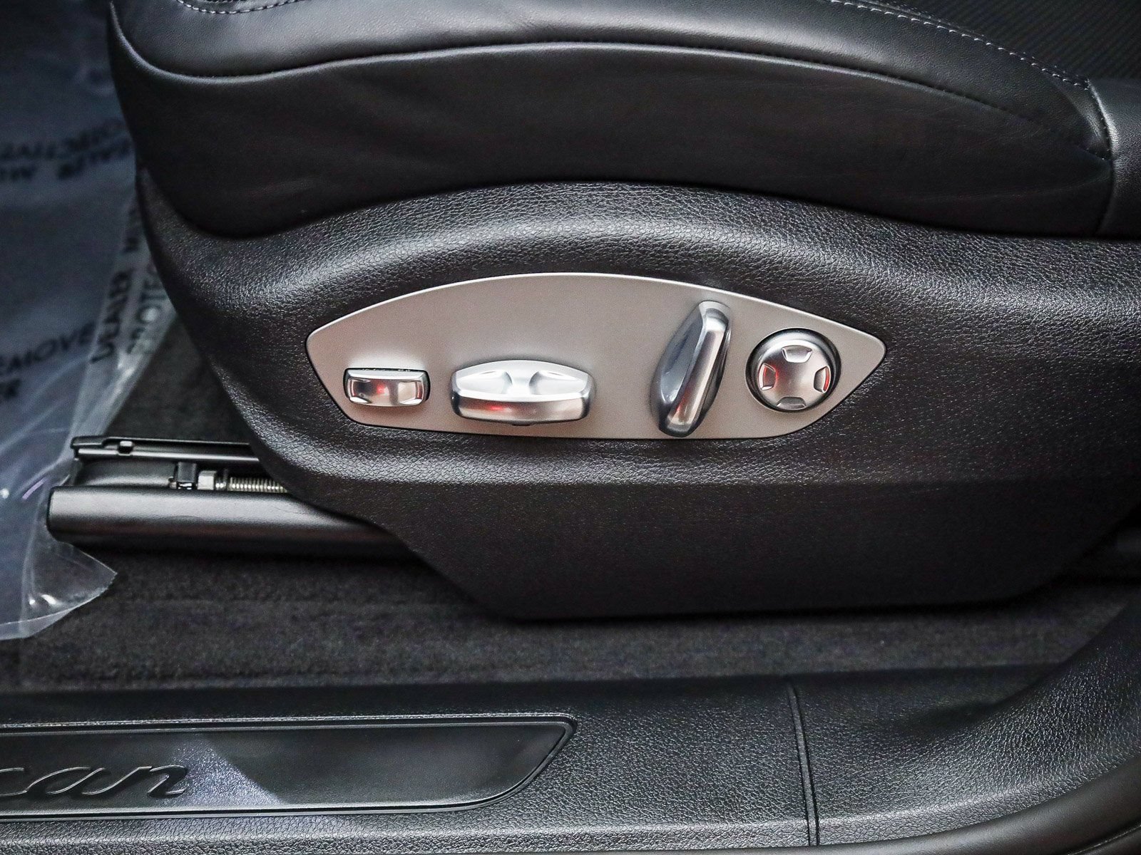 Certified 2025 Porsche Macan AWD/4WD image 20