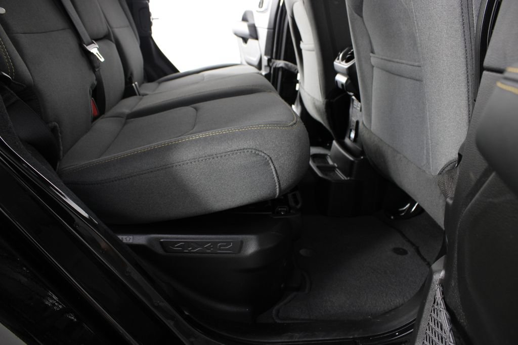 Used 2025 Jeep Wrangler Unlimited Sahara AWD/4WD image 18