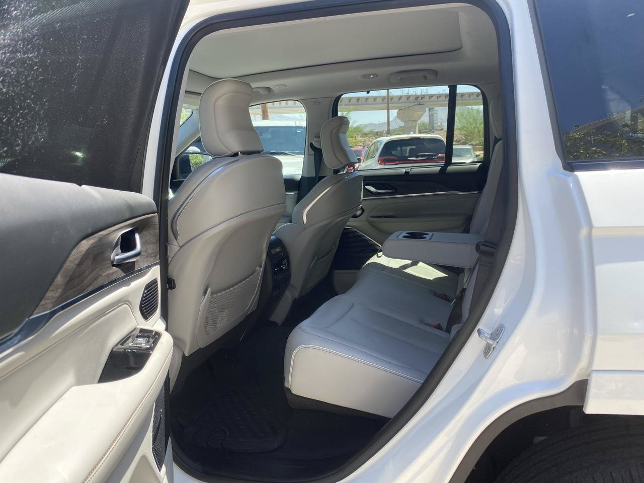 Used 2022 Jeep Grand Cherokee Overland w/ Advanced Protech Group III AWD/4WD image 28