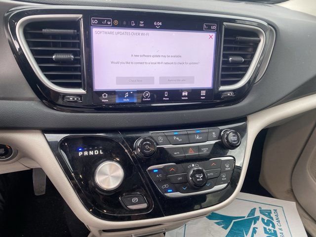 Used 2023 Chrysler Pacifica Touring-L image 10
