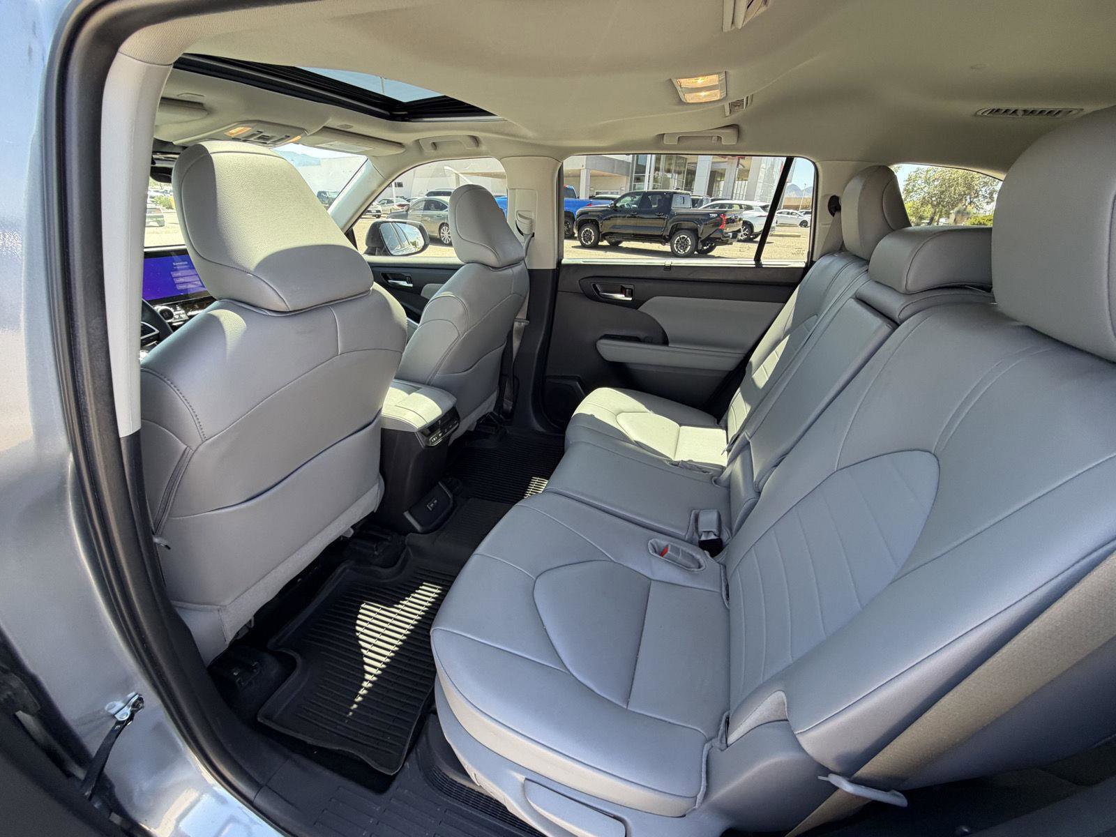Used 2024 Toyota Highlander XLE AWD/4WD image 21
