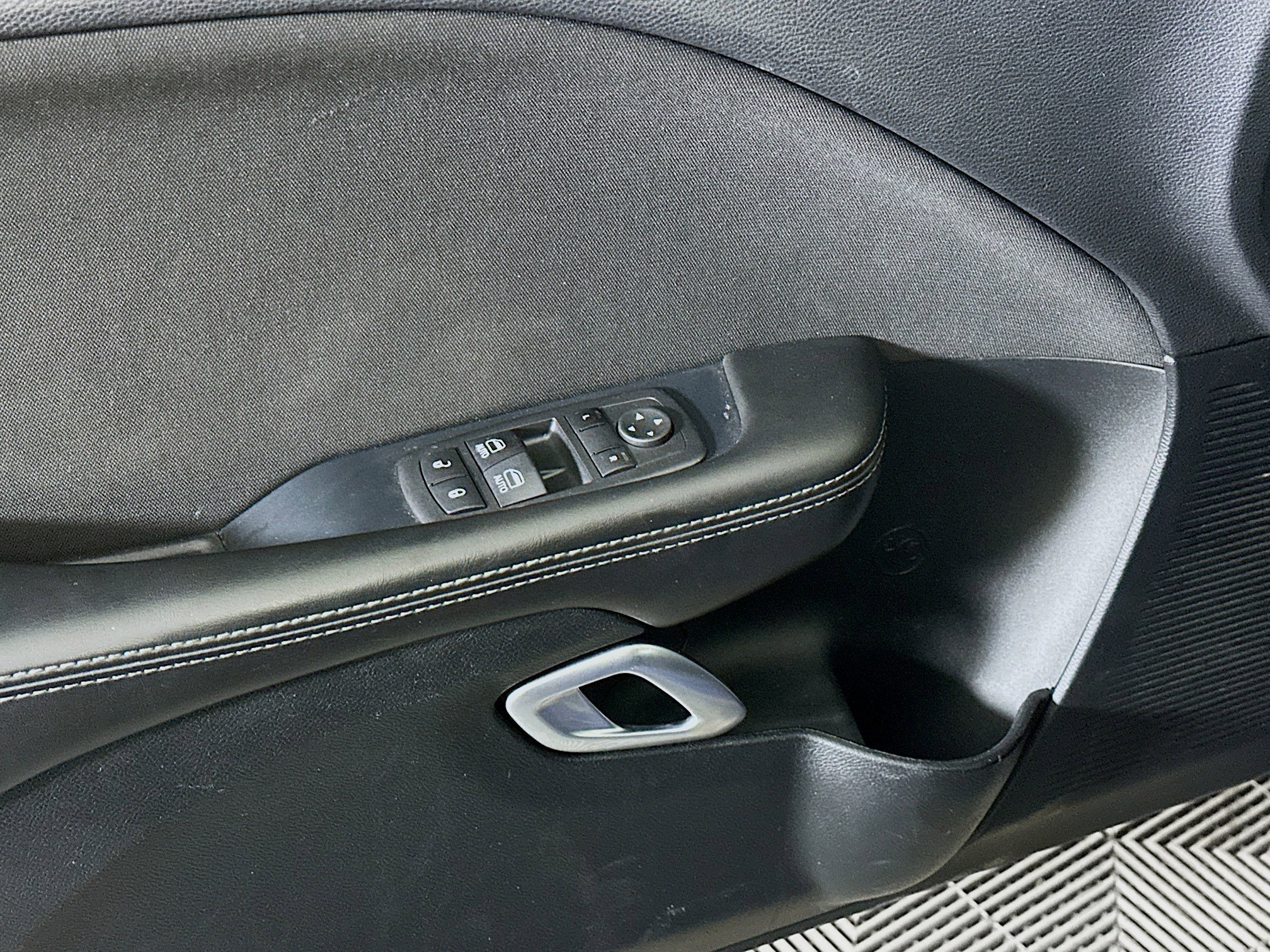 Used 2015 Dodge Challenger SXT image 15