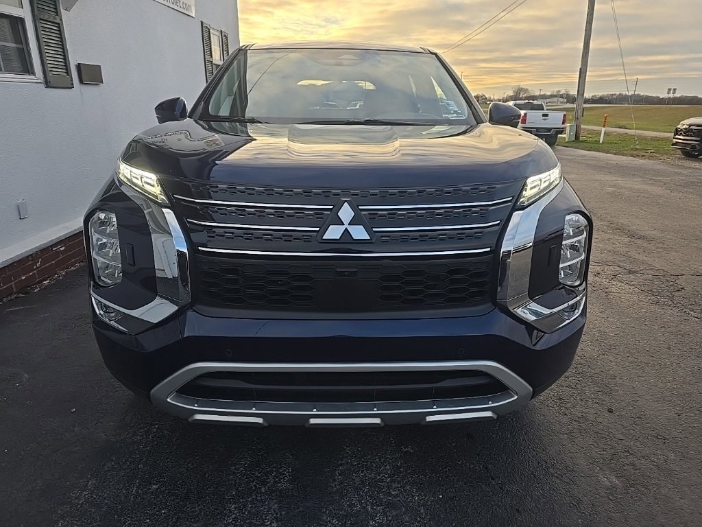 Used 2024 Mitsubishi Outlander SE Black Edition image 10