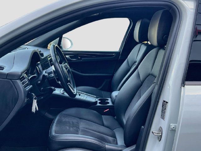 Certified 2020 Porsche Macan AWD/4WD image 22