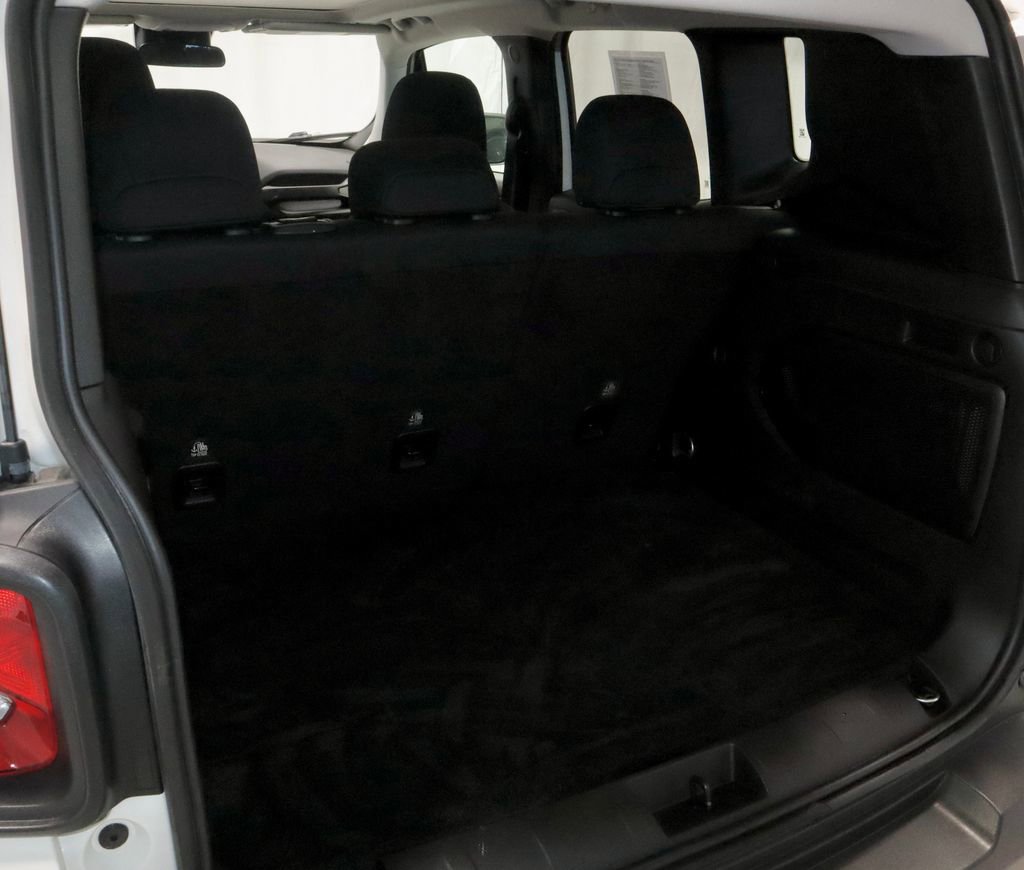 Used 2023 Jeep Renegade Latitude w/ Sun & Fun Group image 12