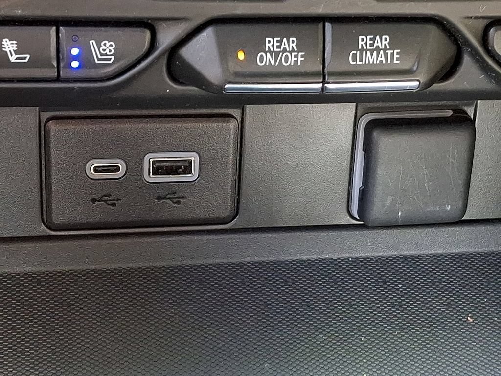 Used 2024 Chevrolet Suburban Premier AWD/4WD image 25